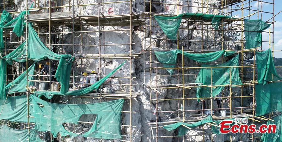 A renovation project is underway to reinforce a 100-meter-high cliff on Malu Mountain in Liuzhou City, South China’s Guangxi Zhuang Autonomous Region, July 19, 2018. Liuzhou, known for its karst formations, allocates funds each year to check and reduce the risks of potential landslides that might threaten local residents. (Photo: China News Service/Wang Yizhao)