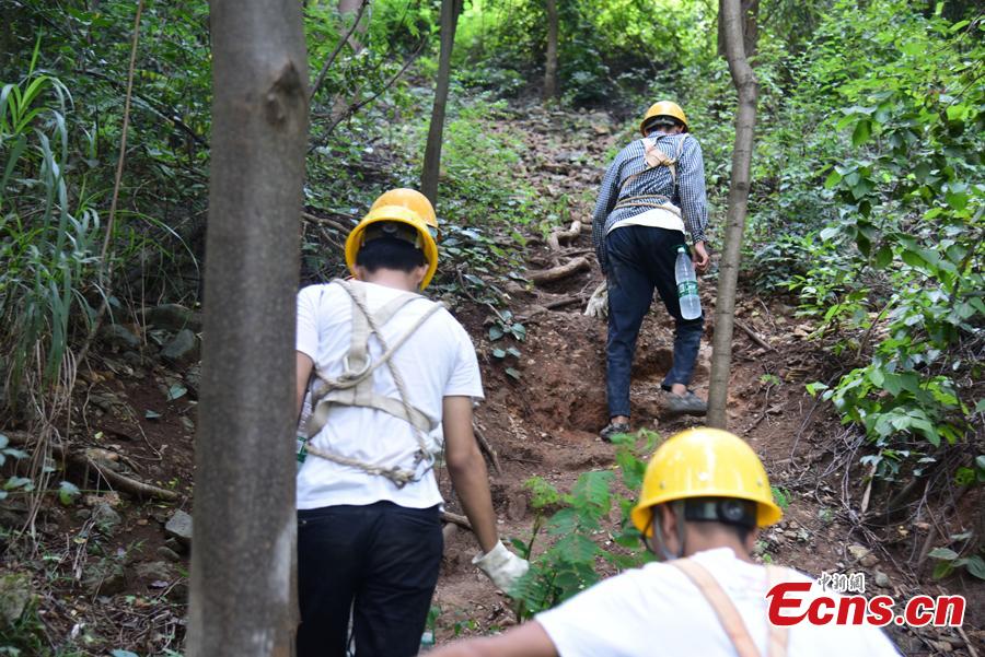 A renovation project is underway to reinforce a 100-meter-high cliff on Malu Mountain in Liuzhou City, South China’s Guangxi Zhuang Autonomous Region, July 19, 2018. Liuzhou, known for its karst formations, allocates funds each year to check and reduce the risks of potential landslides that might threaten local residents. (Photo: China News Service/Wang Yizhao)