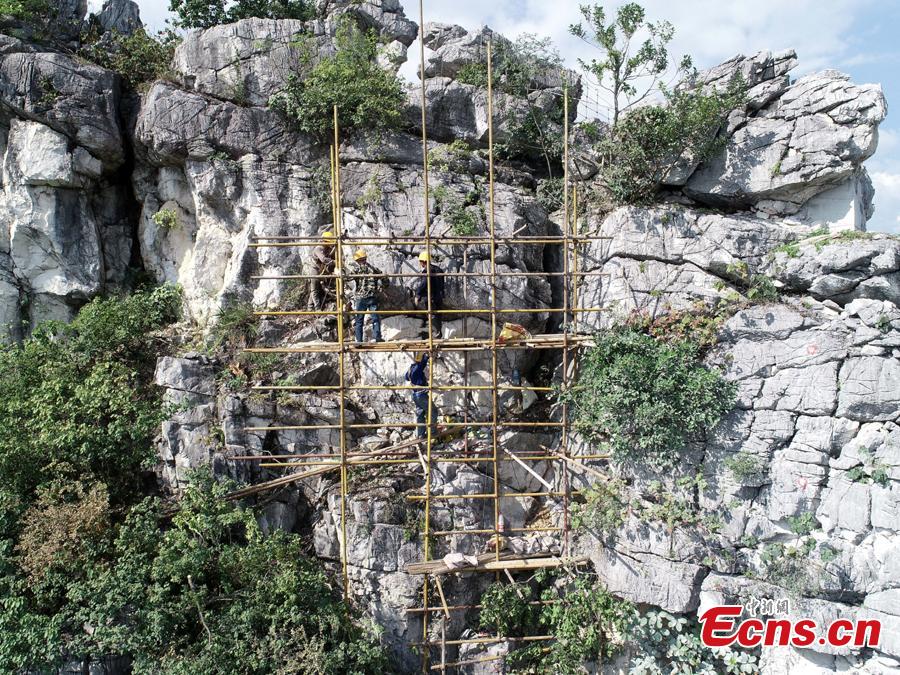 A renovation project is underway to reinforce a 100-meter-high cliff on Malu Mountain in Liuzhou City, South China’s Guangxi Zhuang Autonomous Region, July 19, 2018. Liuzhou, known for its karst formations, allocates funds each year to check and reduce the risks of potential landslides that might threaten local residents. (Photo: China News Service/Wang Yizhao)
