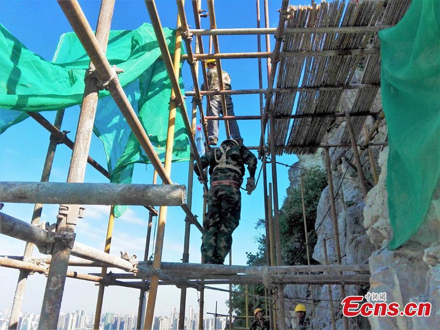 A renovation project is underway to reinforce a 100-meter-high cliff on Malu Mountain in Liuzhou City, South China’s Guangxi Zhuang Autonomous Region, July 19, 2018. Liuzhou, known for its karst formations, allocates funds each year to check and reduce the risks of potential landslides that might threaten local residents. (Photo: China News Service/Wang Yizhao)