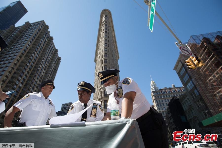 Rescuers work at the site after a steam pipe exploded in Manhattan\'s Flatiron District, New York City, U.S., July 19, 2018. Five minor injuries have been reported, according to the New York City Fire Department. The incident prompted the evacuation of 28 buildings and warnings of possible asbestos risk. (Photo: China News Service/Liao Pan)