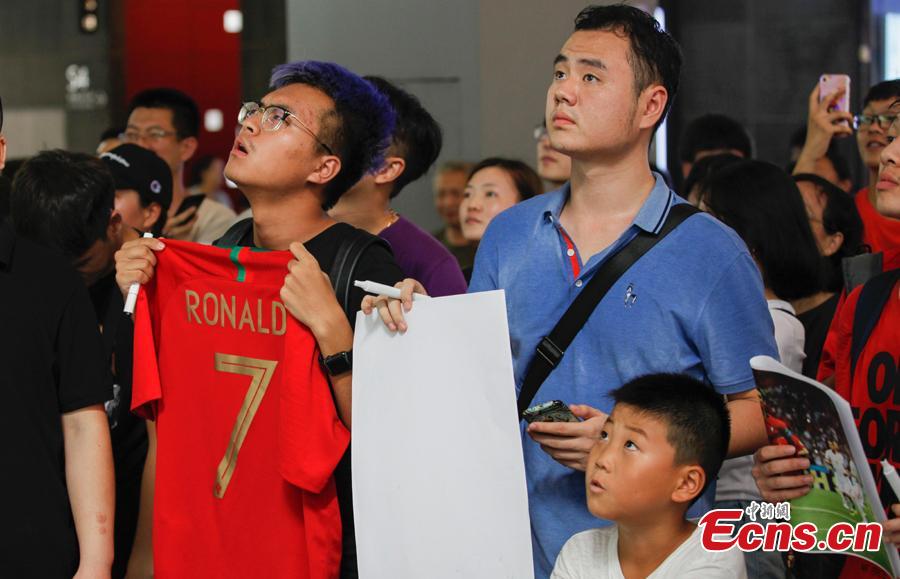 Fans wait to greet Portuguese professional footballer Cristiano Ronaldo during a commercial activity in Beijing, July 19, 2018. (Photo: China News Service/Jia Tianyong)