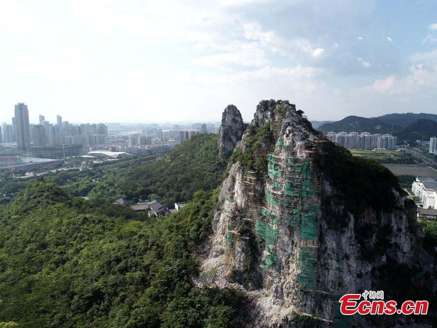 A renovation project is underway to reinforce a 100-meter-high cliff on Malu Mountain in Liuzhou City, South China’s Guangxi Zhuang Autonomous Region, July 19, 2018. Liuzhou, known for its karst formations, allocates funds each year to check and reduce the risks of potential landslides that might threaten local residents. (Photo: China News Service/Wang Yizhao)