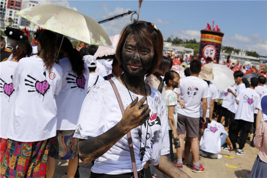 People celebrate black face festival in Qiubei county, Yunnan Province. (Photo/chinadaily.com.cn)