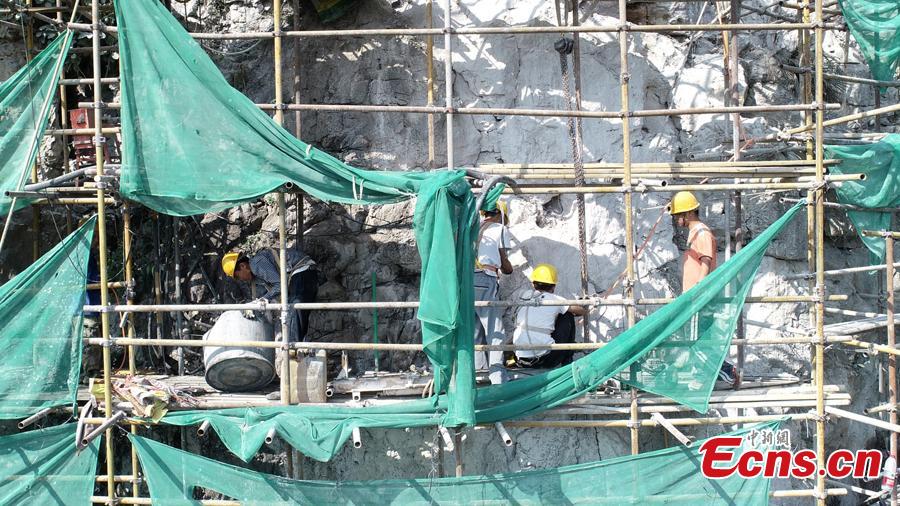 A renovation project is underway to reinforce a 100-meter-high cliff on Malu Mountain in Liuzhou City, South China’s Guangxi Zhuang Autonomous Region, July 19, 2018. Liuzhou, known for its karst formations, allocates funds each year to check and reduce the risks of potential landslides that might threaten local residents. (Photo: China News Service/Wang Yizhao)