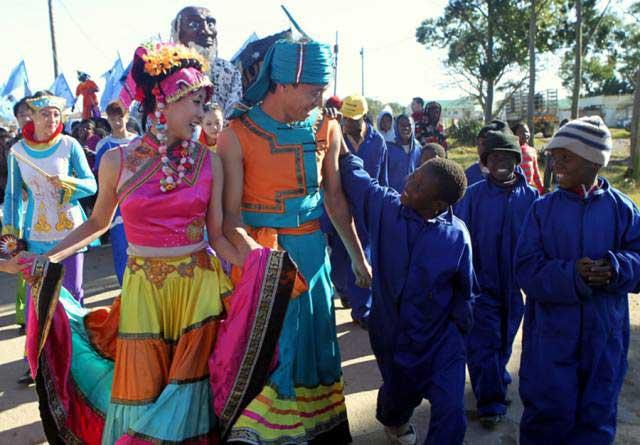 Members of China\'s Tianjin Performing Art Troupe take part in a parade with local children in Grahamstown, South Africa on July 9, 2011. (Photo/Xinhua)
China and Africa, which both boast long and splendid civilizations, should learn from each other in culture, and particularly focus on boosting people-to-people exchanges between youths, women, think tanks, media organizations and universities.
--- during the Johannesburg Summit of the Forum on China-Africa Cooperation in Johannesburg, South Africa, Dec, 2015