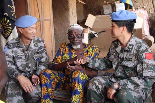 Chinese peacekeepers for the UN Mali Mission chat with an elder after bringing medicines to villagers in Gao, Mali on May 27, 2015. (Photo/Xinhua)
China will continue to participate in UN peacekeeping missions in Africa and support African countries\' capacity building in areas such as defense, counter-terrorism, riot prevention, customs and immigration control.
--- during the Johannesburg Summit of the Forum on China-Africa Cooperation in Johannesburg, South Africa, Dec, 2015