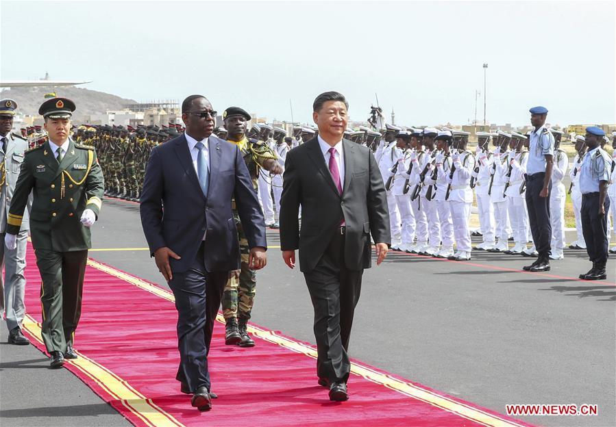 Chinese President Xi Jinping, accompanied by Senegalese President Macky Sall, inspects the guard of honor at the airport in Dakar, Senegal, July 21, 2018. Xi arrived here Saturday for a state visit to Senegal. Sall held a grand welcome ceremony in Xi\'s honor. (Xinhua/Xie Huanchi)