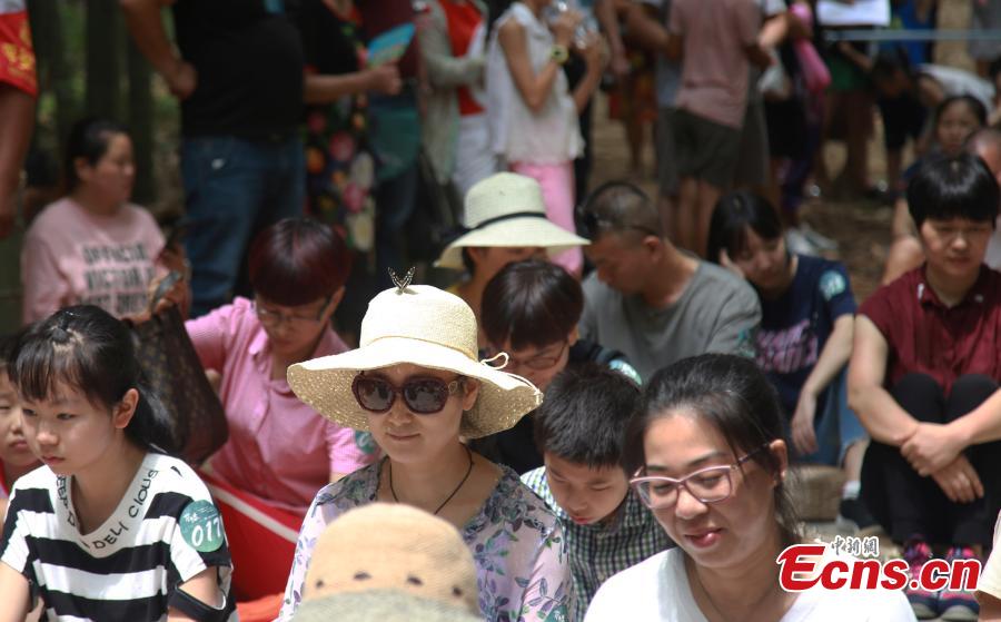 Blank-faced contestants, including children, sit still and do nothing in a “space-out” contest in Hangzhou City, the capital of East China’s Zhejiang Province, July 21, 2018. Some 100 residents attended the contest, enjoying a moment or two of relaxation. (Photo: China News Service/Liu Peiqi)