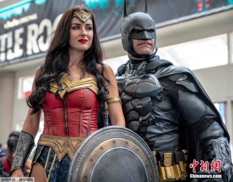 Jessica Davis and Armando Abarca from Los Angeles dressed as Wonder Woman and Batman pose on day one of Comic-Con International in San Diego, California, U.S., July 19, 2018. (Photo/Agencies)
