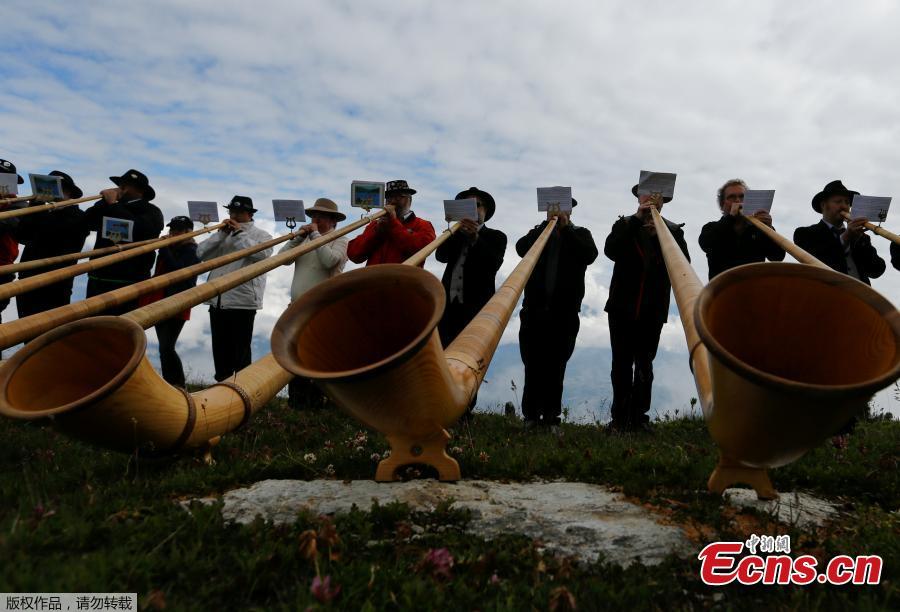 Alphorn blowers perform an ensemble piece on the last day of the Alphorn International Festival on the alp of Tracouet in Nendaz, southern Switzerland, July 22, 2018. The soft sounds of hundreds of wooden Swiss alpine horns filled the valley below Switzerland’s Mount Tracouet on Sunday, as the world’s largest festival of its kind concluded after three days. (Photo/Agencies)