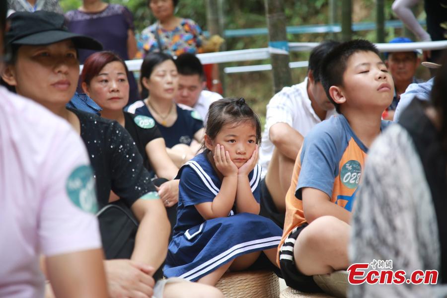 Blank-faced contestants, including children, sit still and do nothing in a “space-out” contest in Hangzhou City, the capital of East China’s Zhejiang Province, July 21, 2018. Some 100 residents attended the contest, enjoying a moment or two of relaxation. (Photo: China News Service/Liu Peiqi)