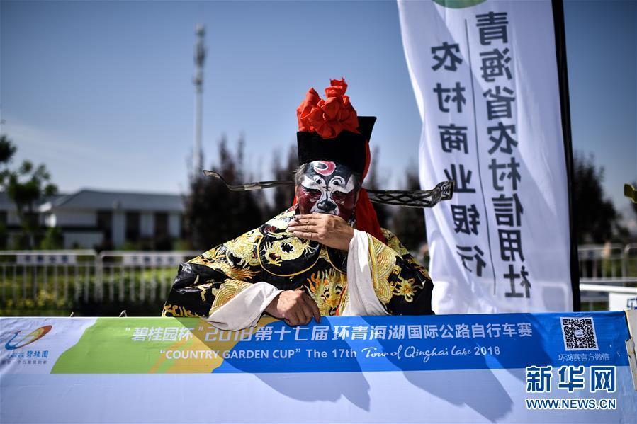 A man in costume waits for the Tour of Qinghai Lake cycling competition to start in Xining, Northwest China\'s Qinghai Province, July 22, 2018. (Photo/Xinhua)