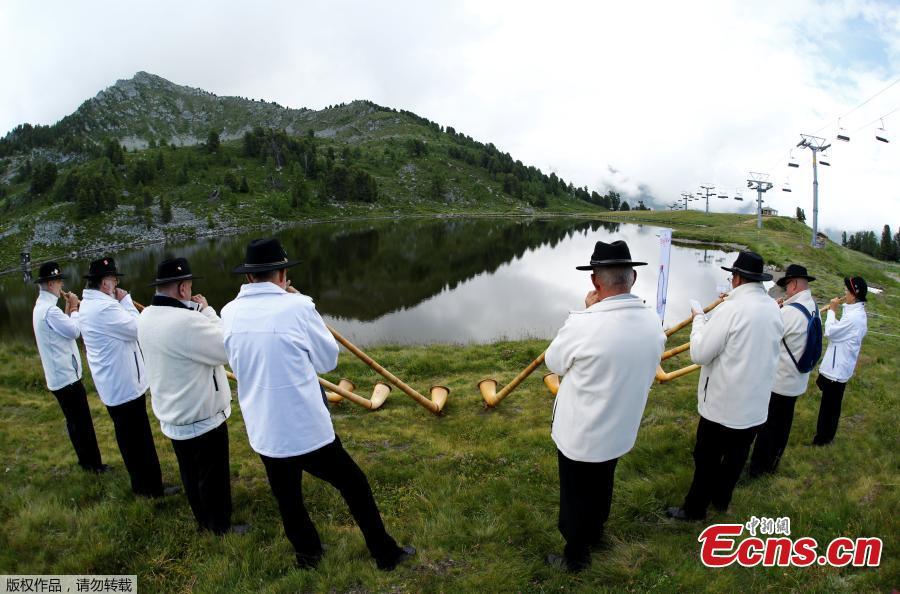 Alphorn blowers perform an ensemble piece on the last day of the Alphorn International Festival on the alp of Tracouet in Nendaz, southern Switzerland, July 22, 2018. The soft sounds of hundreds of wooden Swiss alpine horns filled the valley below Switzerland’s Mount Tracouet on Sunday, as the world’s largest festival of its kind concluded after three days. (Photo/Agencies)
