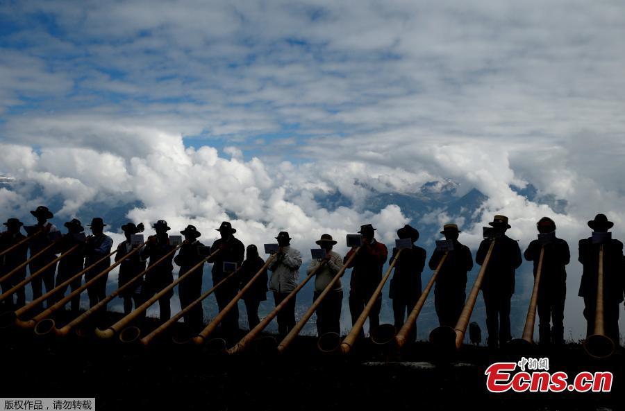 Alphorn blowers perform an ensemble piece on the last day of the Alphorn International Festival on the alp of Tracouet in Nendaz, southern Switzerland, July 22, 2018. The soft sounds of hundreds of wooden Swiss alpine horns filled the valley below Switzerland’s Mount Tracouet on Sunday, as the world’s largest festival of its kind concluded after three days. (Photo/Agencies)