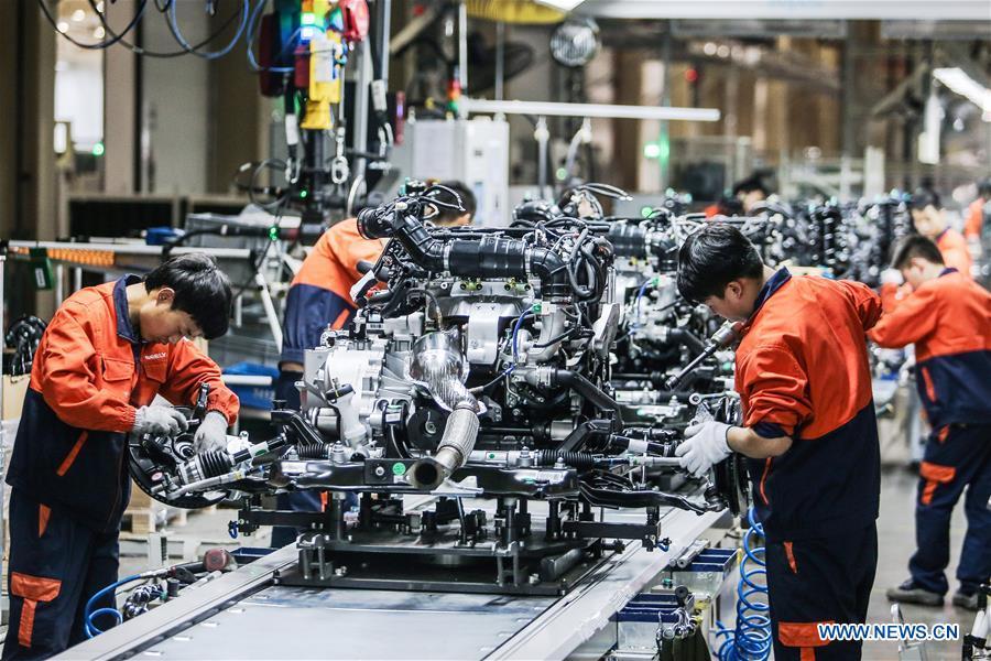 Staff members work on an engine production line of Geely Auto in Baoji, northwest China\'s Shaanxi Province, Oct. 26, 2016. This year marks the 40th anniversary of China\'s reform and opening-up policy. (Xinhua)