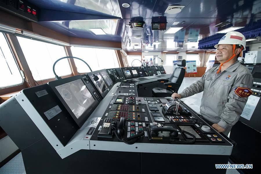 A manager shows a shipping system at Hudong-Zhonghua Shipbuilding (Group) Co., Ltd. in east China\'s Shanghai, July 5, 2018. This year marks the 40th anniversary of China\'s reform and opening-up policy. (Xinhua/Shen Bohan)