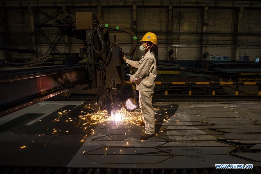 A staff member works at Hudong-Zhonghua Shipbuilding (Group) Co., Ltd. in east China\'s Shanghai, July 5, 2018. This year marks the 40th anniversary of China\'s reform and opening-up policy. (Xinhua/Shen Bohan)