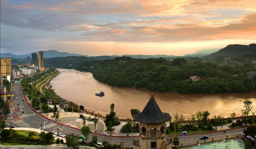 Chishui Valley tourism highway located in Southwest China\'s Guizhou Province is the first tourism highway in China. Here at the beautiful highway, visitors can drive along the Chishui river and watch the rugged red landscape of Mount Danxia. (Photo/chinadaily.com.cn)