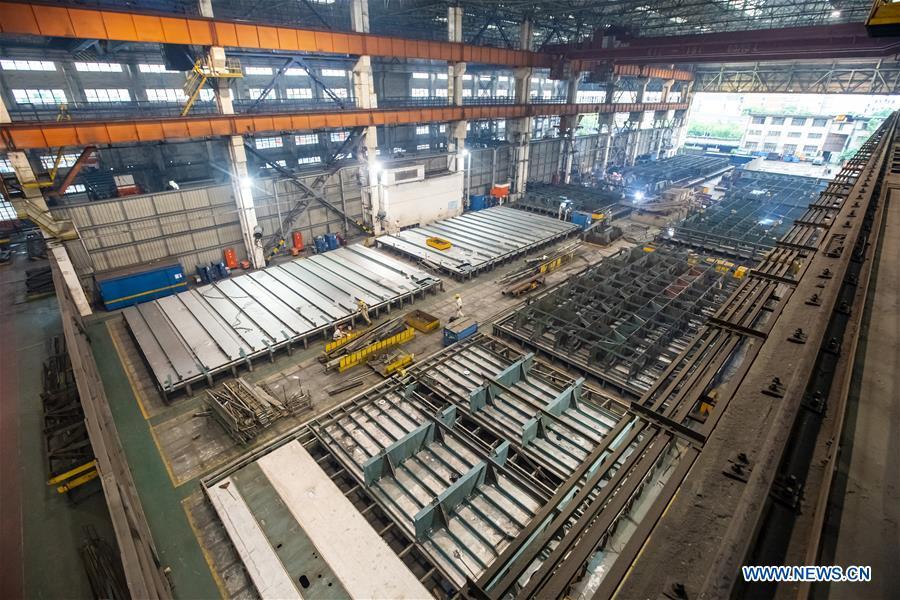 Staff members work at Hudong-Zhonghua Shipbuilding (Group) Co., Ltd. in east China\'s Shanghai, July 5, 2018. This year marks the 40th anniversary of China\'s reform and opening-up policy. (Xinhua/Shen Bohan)