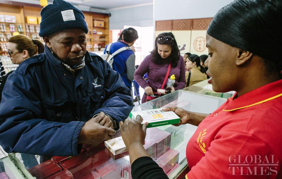 A continuous stream of visitors are seen paying a visit to a clinic of Beijing Tong Ren Tang Group Co Ltd at Pretoria in South Africa to seek Traditional Chinese medicine (TCM) treatments on Tuesday. More and more local people in South Africa are willing to try TCM treatments including acupuncture, massage and Chinese herbal medicine, as TCM are getting more and more popular in the area and has been legally accepted by the government. (Photos: Li Hao/GT)