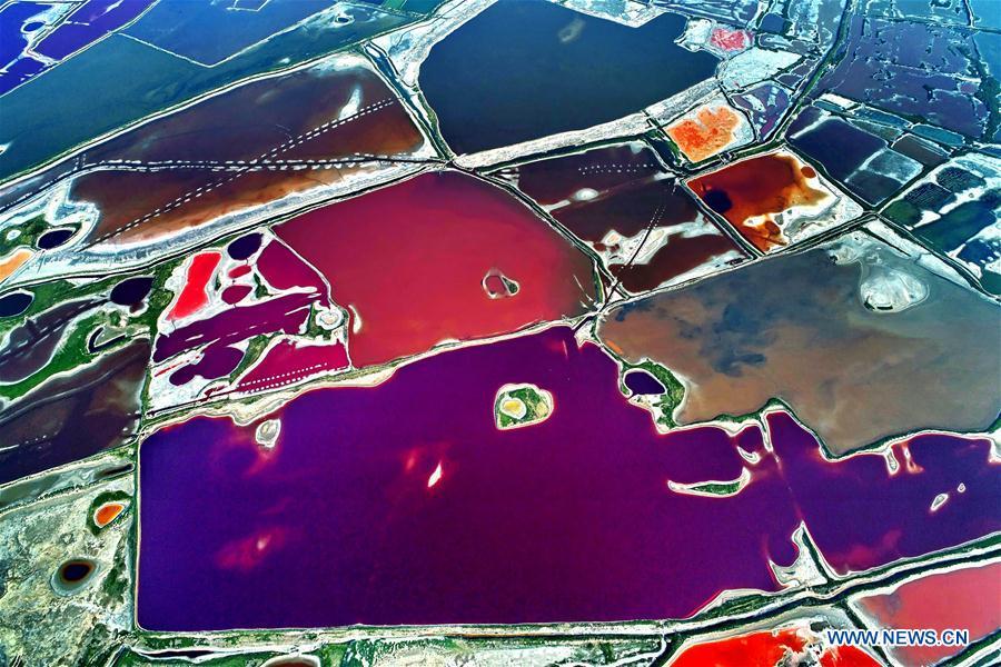 Aerial photo taken on July 24, 2018 shows the colorful Salt Lake in Yuncheng City, north China\'s Shanxi Province. The lake has different colors as the water density changes. (Xinhua/Xue Jun)