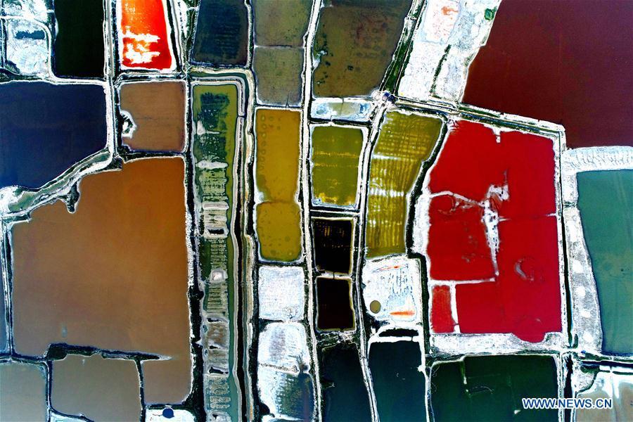 Aerial photo taken on July 24, 2018 shows the colorful Salt Lake in Yuncheng City, north China\'s Shanxi Province. The lake has different colors as the water density changes. (Xinhua/Xue Jun)