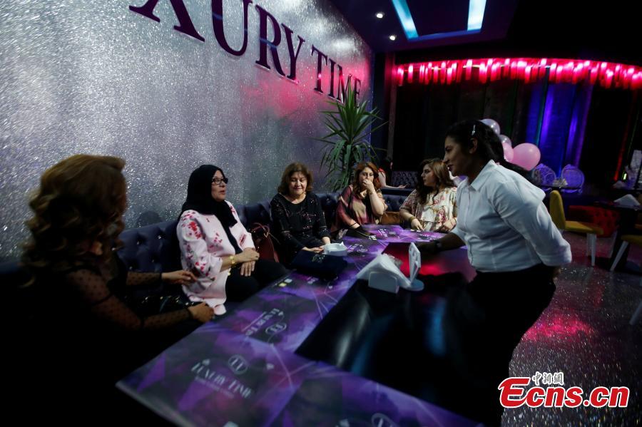 Women sit at Luxury Time, the city\'s first women-only restaurant, in Erbil, Iraq July 17, 2018. Picture taken July 17, 2018. (Photo/Agencies)