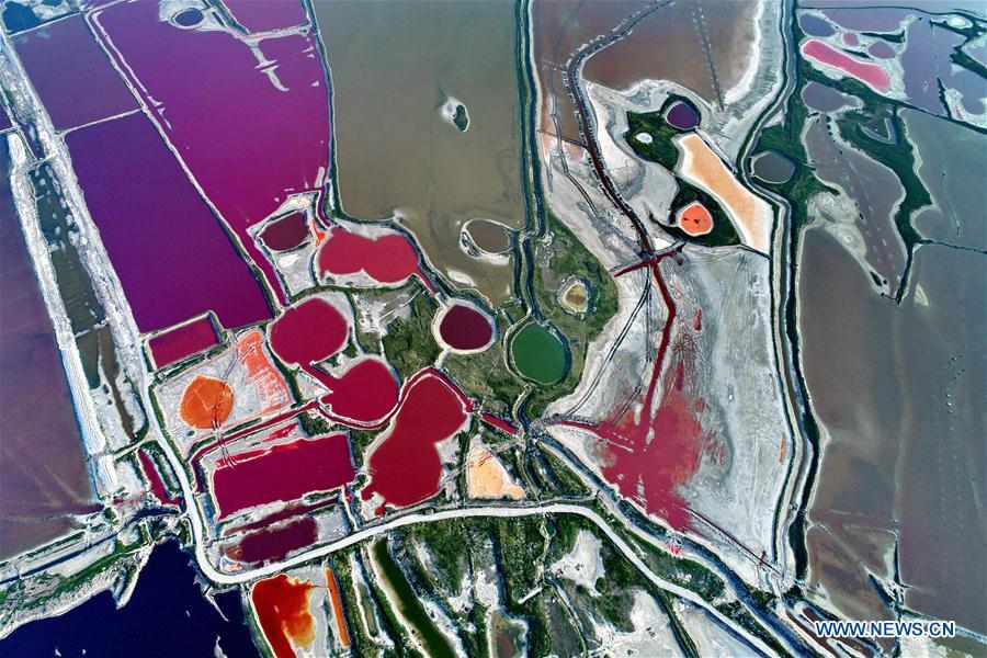Aerial photo taken on July 24, 2018 shows the colorful Salt Lake in Yuncheng City, north China\'s Shanxi Province. The lake has different colors as the water density changes. (Xinhua/Xue Jun)