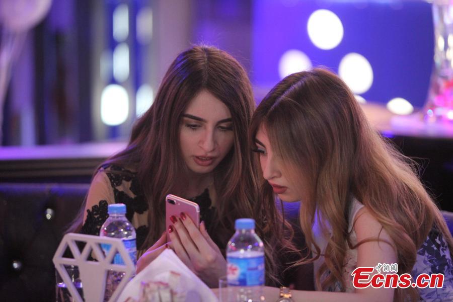 Women use their mobile phones at Luxury Time, the city\'s first women-only restaurant, in Erbil, Iraq July 17, 2018. (Photo/Agencies)