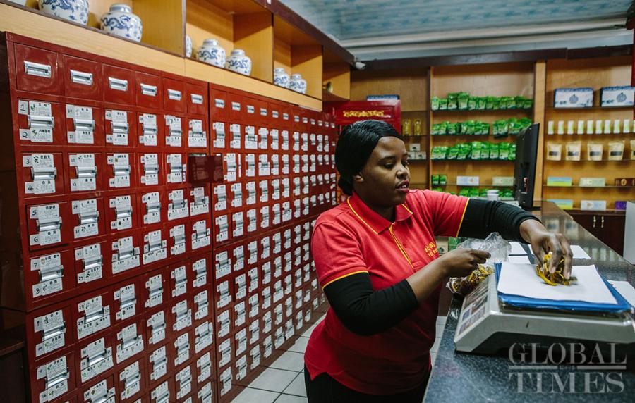 A continuous stream of visitors are seen paying a visit to a clinic of Beijing Tong Ren Tang Group Co Ltd at Pretoria in South Africa to seek Traditional Chinese medicine (TCM) treatments on Tuesday. More and more local people in South Africa are willing to try TCM treatments including acupuncture, massage and Chinese herbal medicine, as TCM are getting more and more popular in the area and has been legally accepted by the government. (Photos: Li Hao/GT)