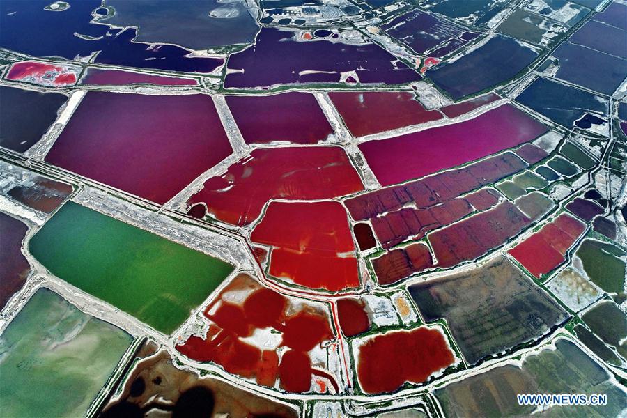 Aerial photo taken on July 24, 2018 shows the colorful Salt Lake in Yuncheng City, north China\'s Shanxi Province. The lake has different colors as the water density changes. (Xinhua/Xue Jun)