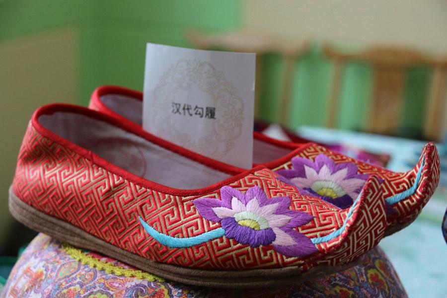 This pair of Chinese traditional handmade embroidered shoes by Wang Guanqin draws inspiration from the Han Dynasty (202 BC-AD 220), July 21, 2018. (Photo/chinadaily.com.cn)