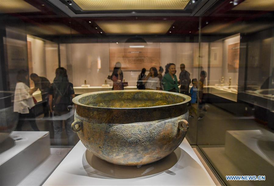 People visit an exhibition in the Xinjiang Museum in Urumqi, capital of northwest China\'s Xinjiang Uygur Autonomous Region, July 25, 2018. Co-hosted by the Xinjiang Museum and the Xuzhou Museum, the exhibition kicked off on Wednesday. (Xinhua/Hu Huhu)