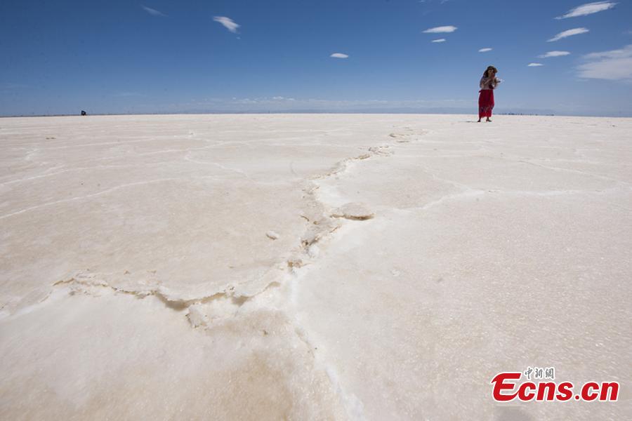 A view of the Qarhan salt lake in Golmud, Northwest China\'s Qinghai Province, July 25, 2018. The Qarhan salt lake, with a total area of 5,856 square kilometers, is the largest salt lake in China. The lake\'s abundant deposit of halide salts makes it a major mineral center. In the vast lake, the salt blossoms like flowers and takes the form of pillars, corals and pearls. (Photo: China News Service/Fu Yu).