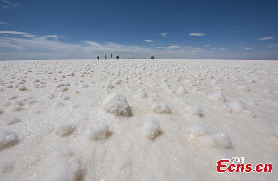 A view of the Qarhan salt lake in Golmud, Northwest China\'s Qinghai Province, July 25, 2018. The Qarhan salt lake, with a total area of 5,856 square kilometers, is the largest salt lake in China. The lake\'s abundant deposit of halide salts makes it a major mineral center. In the vast lake, the salt blossoms like flowers and takes the form of pillars, corals and pearls. (Photo: China News Service/Fu Yu).