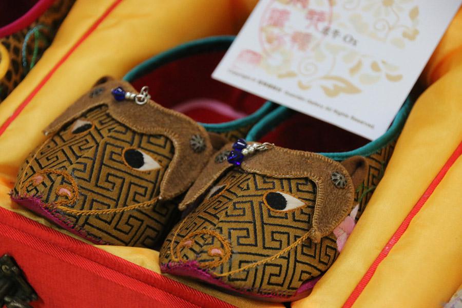 The Year of the Ox is represented in this pair of Chinese embroidered shoes by Wang Guanqin, July 21, 2018. (Photo/chinadaily.com.cn)
Her inspiration for different designs is often drawn from historical research based on Chinese literature and ancient traditional culture. One fine example is Wang\'s famous series of shoes featuring the animals of the Chinese zodiac.
She made a series of zodiac-themed shoes. For the ox, niu in Mandarin, the embroidery features morning glories, known as qianniu hua in Mandarin. She uses grass flowers for the horse and carrot flowers for the rabbit.
\