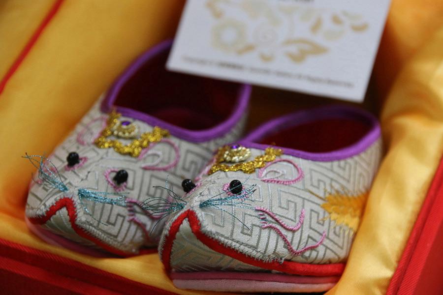 Chinese zodiac embroidered shoes by Wang Guanqin reflect the sign of the rat, July 21, 2018. (Photo/chinadaily.com.cn)
\