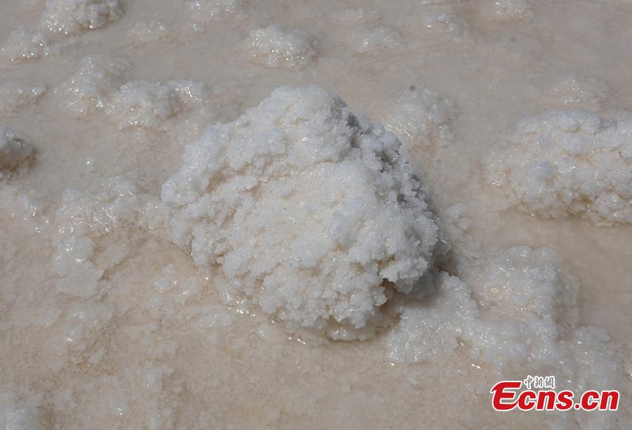 A view of the Qarhan salt lake in Golmud, Northwest China\'s Qinghai Province, July 25, 2018. The Qarhan salt lake, with a total area of 5,856 square kilometers, is the largest salt lake in China. The lake\'s abundant deposit of halide salts makes it a major mineral center. In the vast lake, the salt blossoms like flowers and takes the form of pillars, corals and pearls. (Photo: China News Service/Fu Yu).