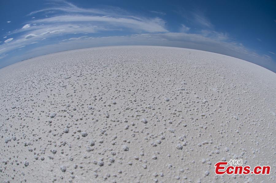 A view of the Qarhan salt lake in Golmud, Northwest China\'s Qinghai Province, July 25, 2018. The Qarhan salt lake, with a total area of 5,856 square kilometers, is the largest salt lake in China. The lake\'s abundant deposit of halide salts makes it a major mineral center. In the vast lake, the salt blossoms like flowers and takes the form of pillars, corals and pearls. (Photo: China News Service/Fu Yu).