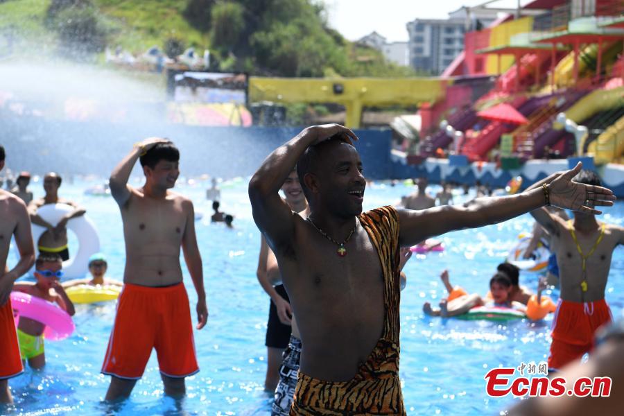 Sami of Ethiopia performs in the Foreigners Street theme park in Southwest China’s Chongqing Municipality, July 26, 2018. Sami, 28, has worked in Chongqing for nearly 11 years, mainly as a performer to entertain tourists. Sami said he struggled to cope with the sweltering hot days in Chongqing this summer and his employer has allowed him a 25-day off for the high temperatures. (Photo: China News Service/Chen Chao)