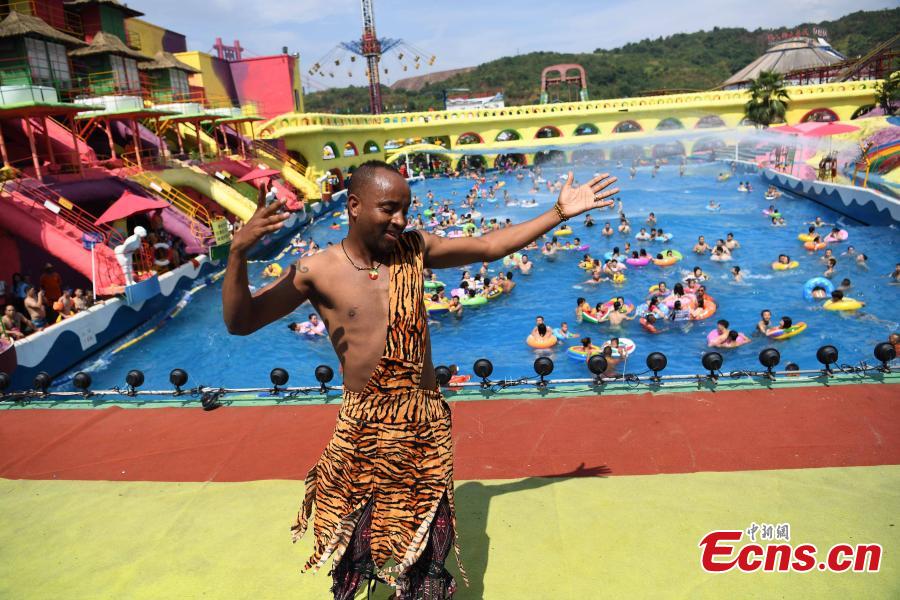 Sami of Ethiopia performs in the Foreigners Street theme park in Southwest China’s Chongqing Municipality, July 26, 2018. Sami, 28, has worked in Chongqing for nearly 11 years, mainly as a performer to entertain tourists. Sami said he struggled to cope with the sweltering hot days in Chongqing this summer and his employer has allowed him a 25-day off for the high temperatures. (Photo: China News Service/Chen Chao)