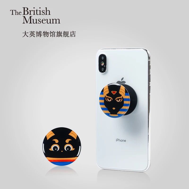 The store sells mobile phone shells, tapes, erasers and other items with various themes, including the Egyptian pharaoh. (Photo from the British Museum\'s Tmall store)
With there being huge demand for British products in China, Chinese social media users are happily snapping up the products. A majority of the souvenirs have sold out including an Egyptian-style printed glass and a sports bottle with an image of the London skyline.
Shoppers have given the facility an enthusiastic welcome. Weibo user Bubi said: “They come for my wallet, can’t stop buying lots of interesting things” with another, Ami, adding “It is incredible”. On Twitter, Ran tweeted, “The British Museum just opened their Taobao store, and the price is surprisingly low.”