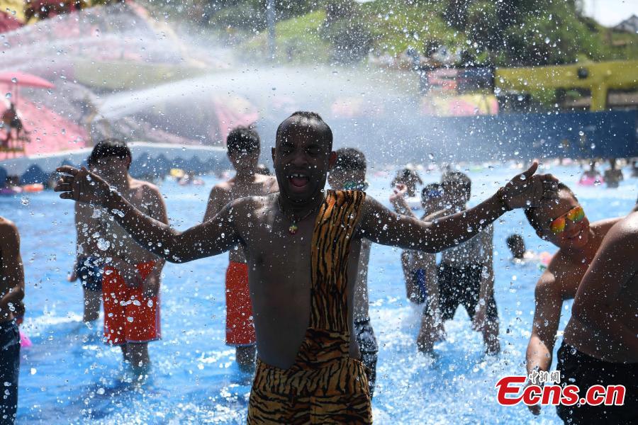 Sami of Ethiopia performs in the Foreigners Street theme park in Southwest China’s Chongqing Municipality, July 26, 2018. Sami, 28, has worked in Chongqing for nearly 11 years, mainly as a performer to entertain tourists. Sami said he struggled to cope with the sweltering hot days in Chongqing this summer and his employer has allowed him a 25-day off for the high temperatures. (Photo: China News Service/Chen Chao)