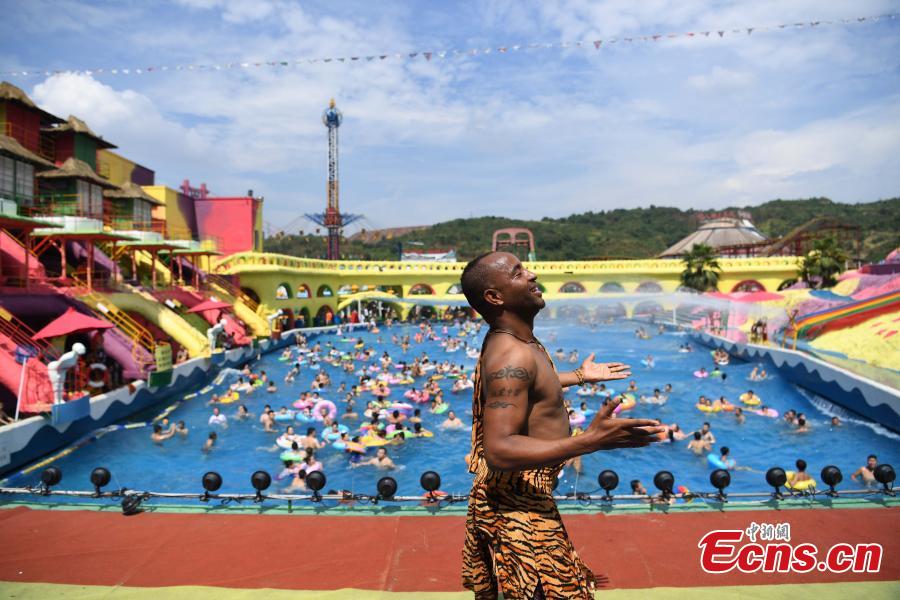 Sami of Ethiopia performs in the Foreigners Street theme park in Southwest China’s Chongqing Municipality, July 26, 2018. Sami, 28, has worked in Chongqing for nearly 11 years, mainly as a performer to entertain tourists. Sami said he struggled to cope with the sweltering hot days in Chongqing this summer and his employer has allowed him a 25-day off for the high temperatures. (Photo: China News Service/Chen Chao)