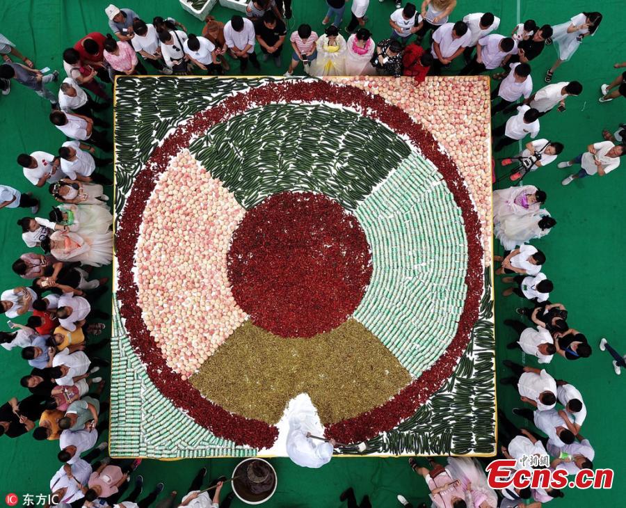 A crayfish banquet is held on Laojun Mountain in Luoyang City, Central China’s Henan Province, July 28, 2018. Organizers prepared more than 1,000 kilograms of crayfish and another 1,000 kilograms of fruit, as well as providing beer, to entertain thousands of visitors, who quickly gobbled up the treats. (Photo/IC)