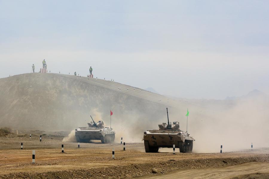 Infantry fighting vehicles of the People\'s Liberation Army participate in the Suvorov Attack race during the International Army Games 2018 in Korla, Xinjiang Uygur autonomous region on Monday.(Photo/China Daily)