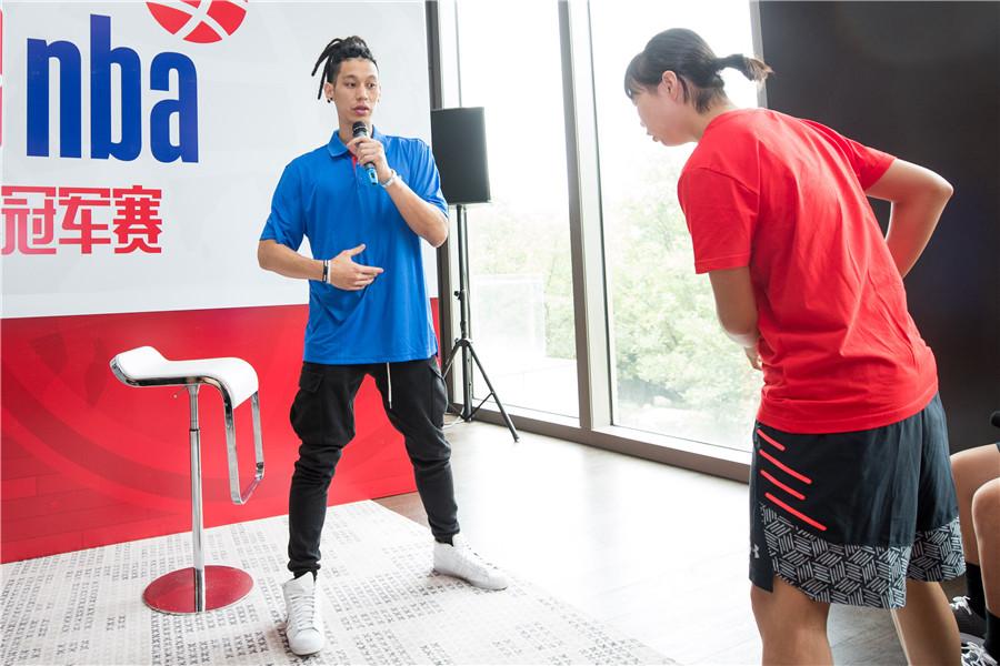 Jeremy Lin guides a young player in Beijing, June 28, 2018.(Photo provided to chinadaily.com.cn)
The Chinese campus basketball team held a one-week training session at the Wuqing NBA center in Tianjin from June 28.
After tactical practice and physical adjustment, the team will set off on August 3 for the trip to the Jr. NBA World Championship.
The tournament will see boys and girls, aged 13 and 14, compete in Orlando, Florida, from Aug 7-12. The NBA announced the qualifying teams and their rosters on June 26.