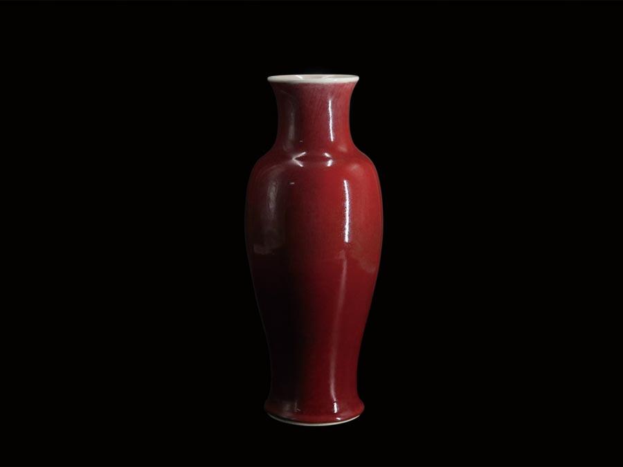 A Qing Dynasty (1644-1961) red glazed bottle is on display at the Guangdong Museum, July 29, 2018. (Photo/Official Weibo account of Guangdong Museum)