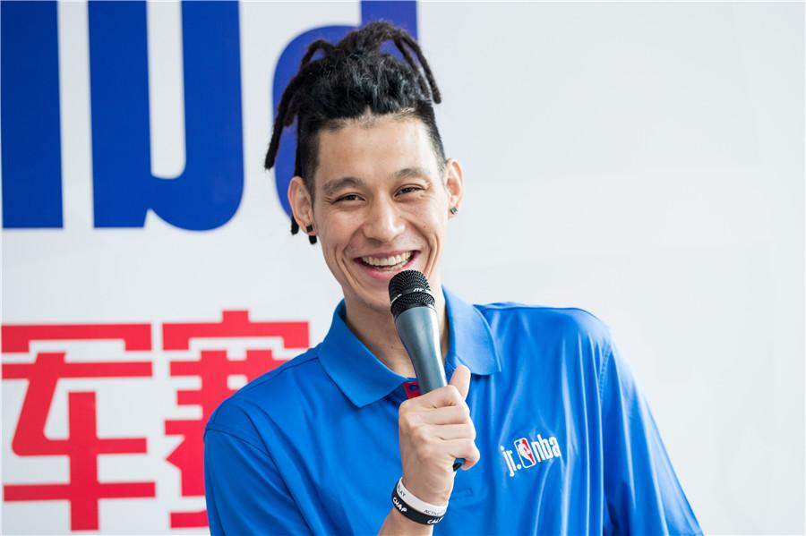 Jeremy Lin speaks at the opening ceremony of the training camp for the Jr. NBA World Championship in Beijing, June 28, 2018. (Photo provided to chinadaily.com.cn)
Lin, who suffered a knee injury last season, told younger players the injury was a major hurdle that no one could have foreseen.
He shared his experience on recuperation, saying when adversity strikes, one needs to focus on solving the problem and be grateful to those who help.
The 29-year-old Chinese American also shared his observation on the development of Chinese youth basketball, saying China now has a lot of good coaches, and students also have chances to play all over the world, a big change over the years.
He also encouraged young people to practice more basic skills.